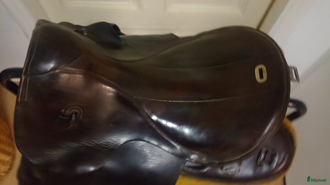 Sadlar hästutrustning till salu: Arme'sadel från k5 skånska husarregemtet  i Stigtomta - Annons 2