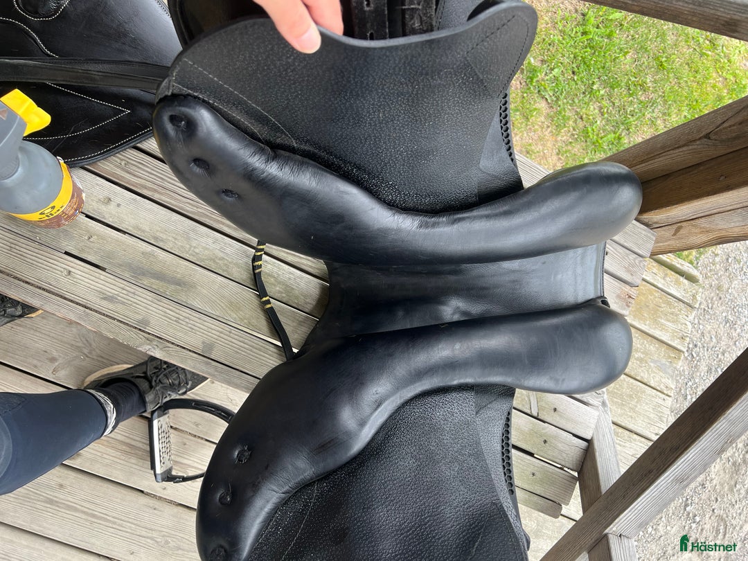 Sadlar hästutrustning till salu: Svart hoppsadel 16 tum Equiline Marghe MW  i Åkersberga - Annons 3