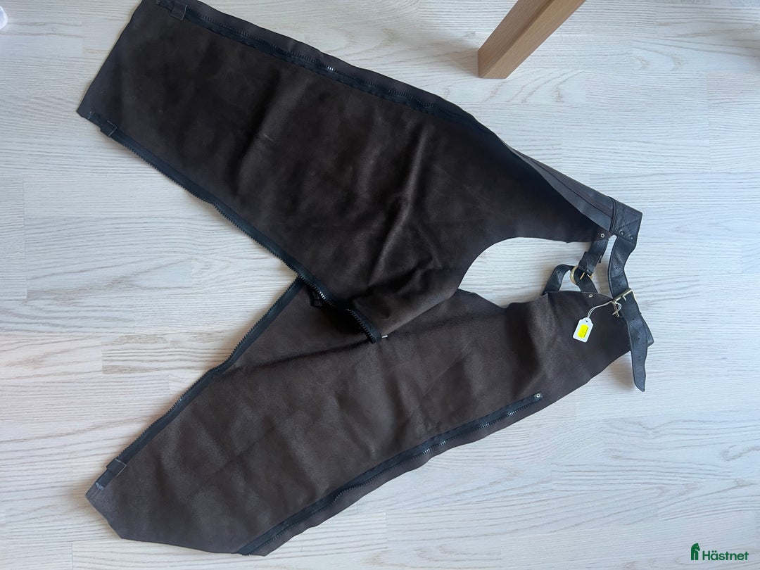 Övrigt Ridkläder ryttarutrustning till salu: Oanvända Long Chaps i brunt läder  i Solna - Annons 4