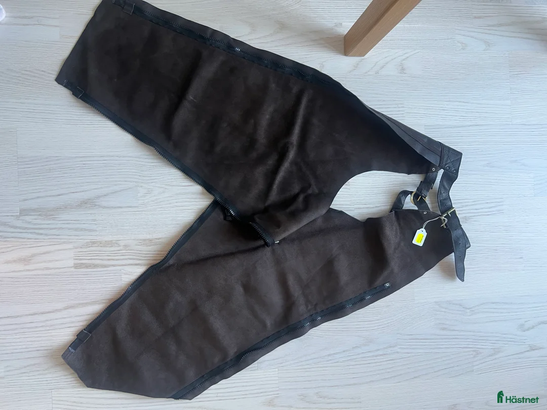 Övrigt Ridkläder ryttarutrustning till salu: Oanvända Long Chaps i brunt läder  i Solna - Annons 4