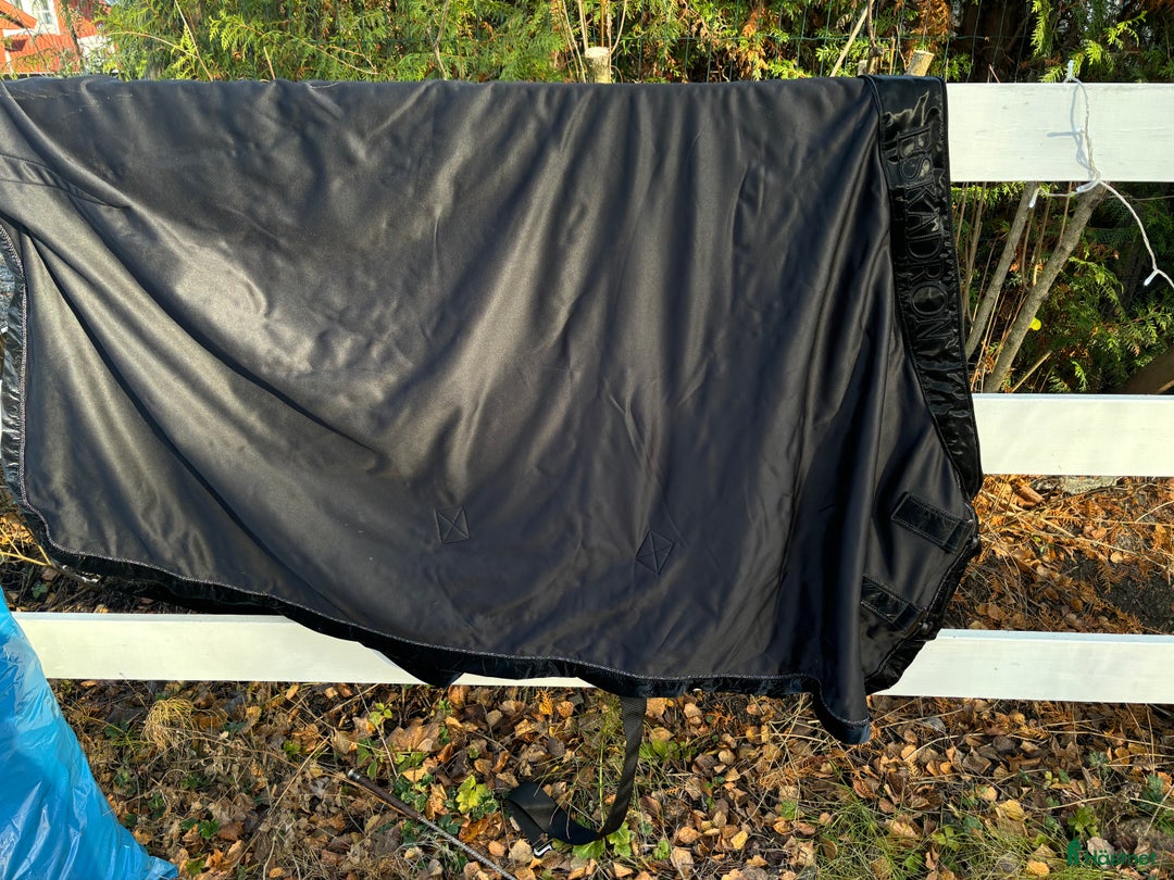 Täcken hästutrustning till salu: Eskadron sweat rug glossy storlek 135 i Knivsta - Annons 3