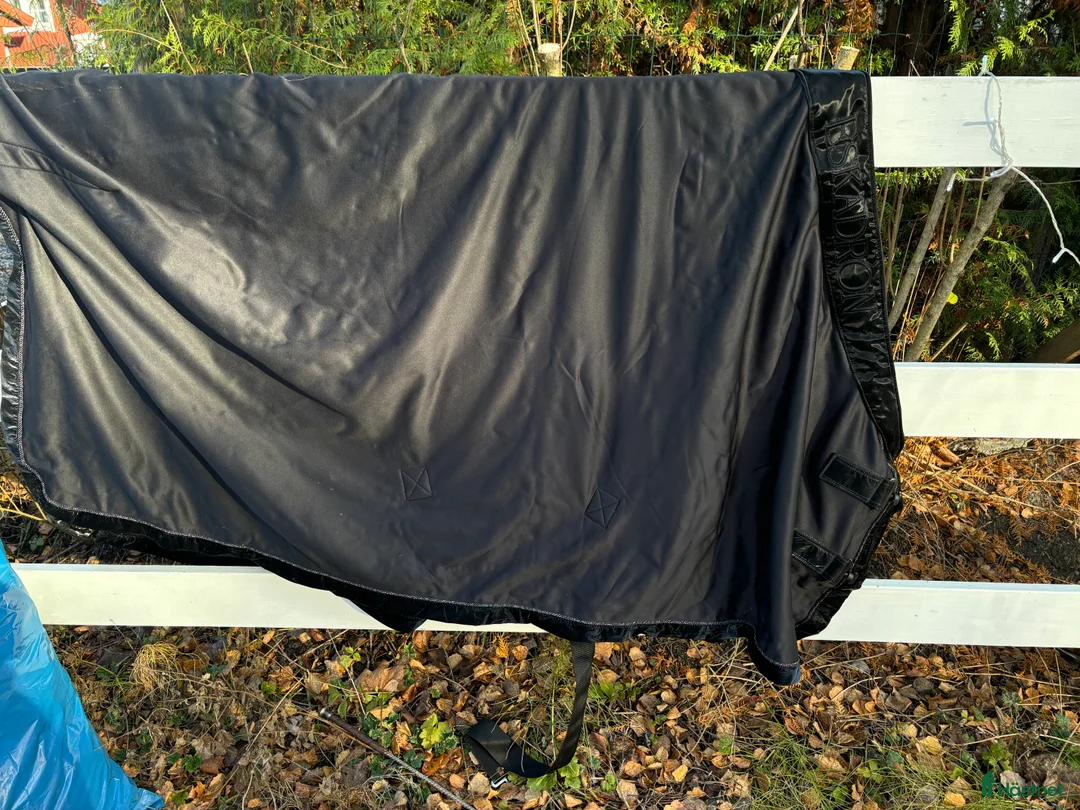Täcken hästutrustning till salu: Eskadron sweat rug glossy storlek 135 i Knivsta - Annons 3