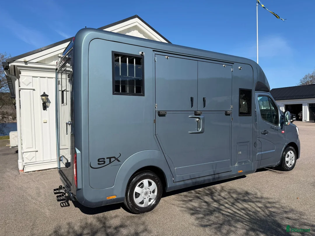 Hästlastbilar  fordon & transport till salu: STX 5-sits / 2020 / låga mil / V-galler  i Mariefred - Annons 2
