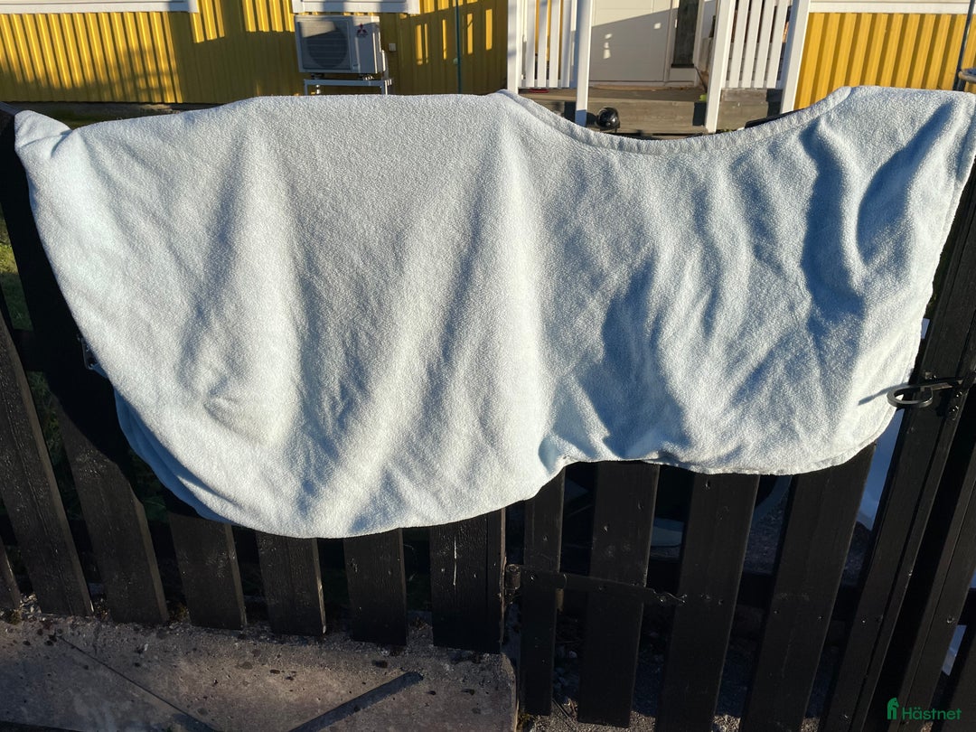 Täcken hästutrustning till salu: 4 täcken för maxad B eller liten C i Norrtälje - Annons 3