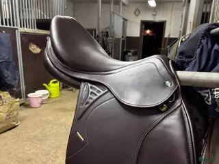 Sadlar hästutrustning Prestige Versaille New 17”/33 i Kolsva - Annons 3