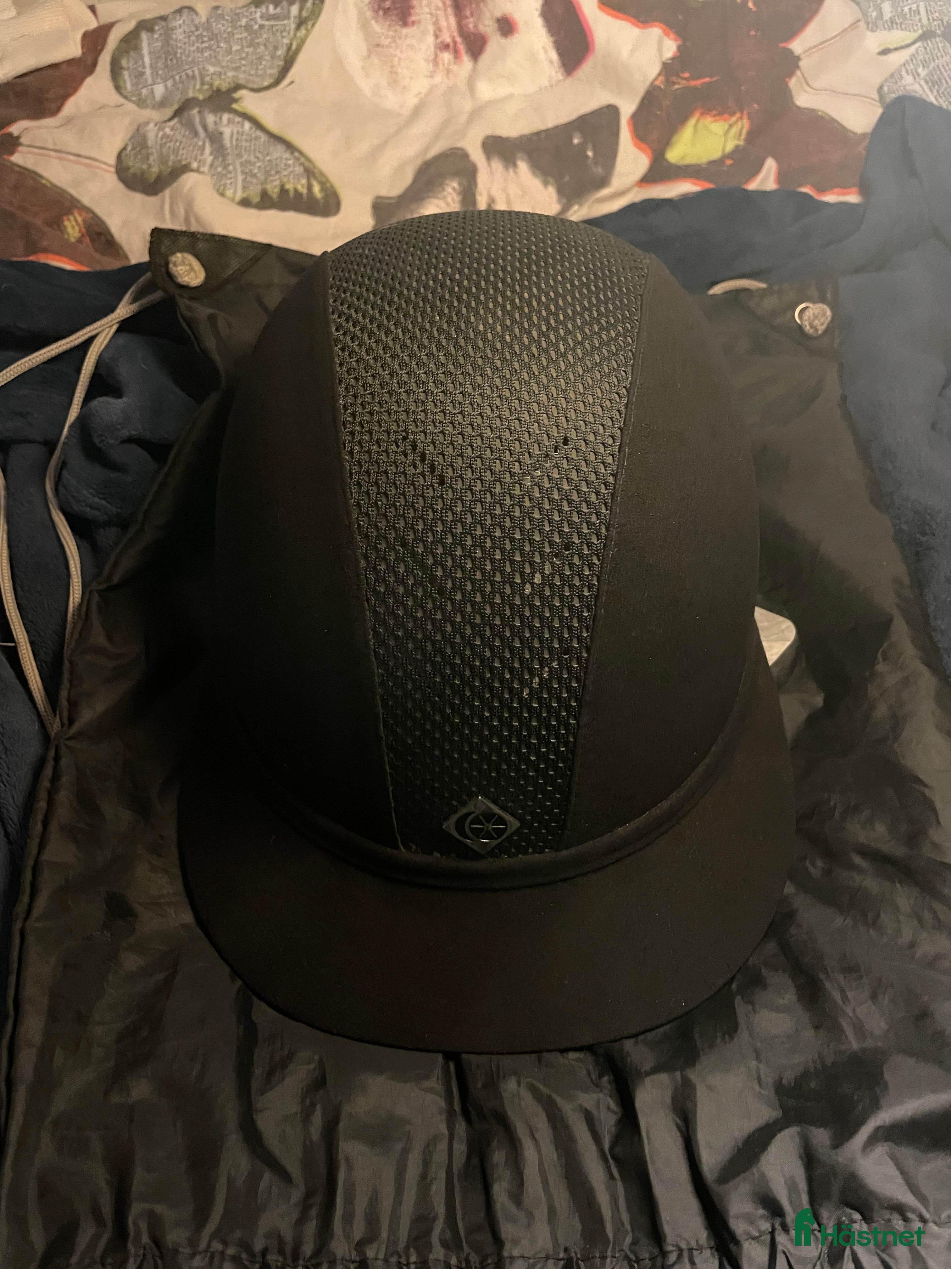 Hjälmar ryttarutrustning till salu: Charles Owen sp8 i Stigtomta - Annons 1