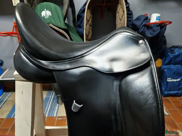 Sadlar hästutrustning till salu: Välvårdad Bates Dressage 17,5" - Annons 1