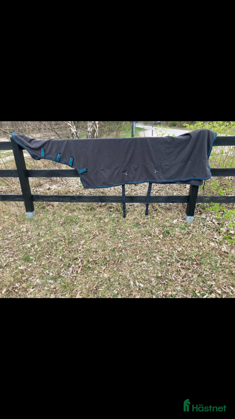 Täcken hästutrustning till salu: Horseware Fleecetäcke med hals, oanvänt. i Löddeköpinge - Annons 2