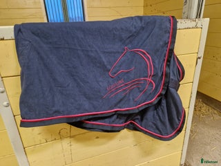 Täcken hästutrustning till salu: Täcke från Equiline i Mantorp - Annons 3