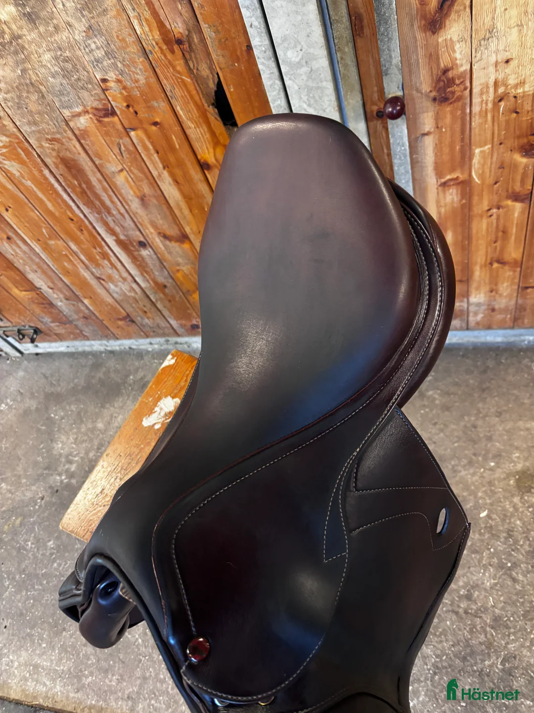 Sadlar hästutrustning till salu: Prestige Versailles hoppsadel brun. 17/32 M +2 i Nol - Annons 2