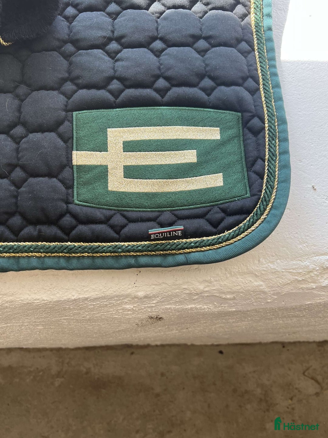 Schabrak & Vojlockar hästutrustning till salu: Equeline schabrak & huva med E-logga i Färjestaden - Annons 3
