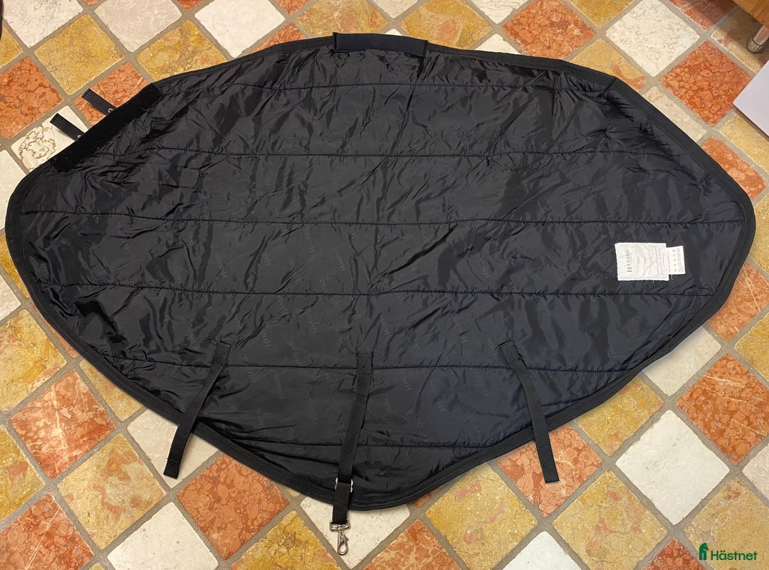 Täcken hästutrustning till salu: Hansbo halstäcke i Bromma - Annons 2