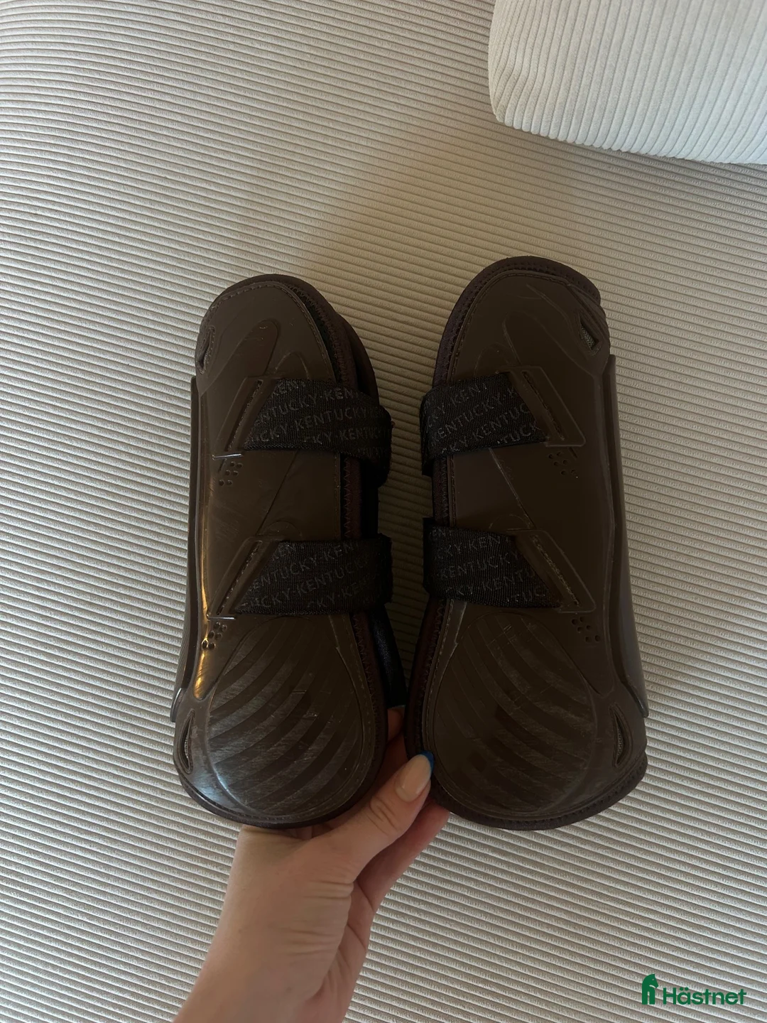 Benskydd hästutrustning till salu: KENTUCKY SENSKYDD VELCRO BRUN stl M - Annons 2