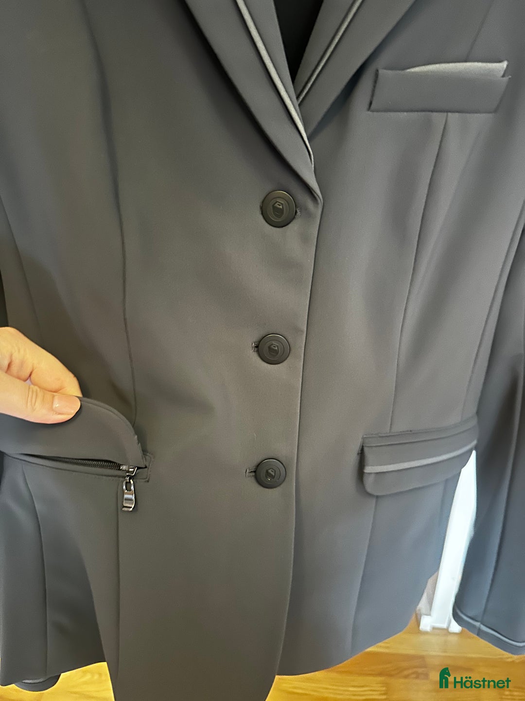 Jackor & Kavajer ryttarutrustning till salu: Samshield tävlingskavaj i nyskick  i Tranås - Annons 5