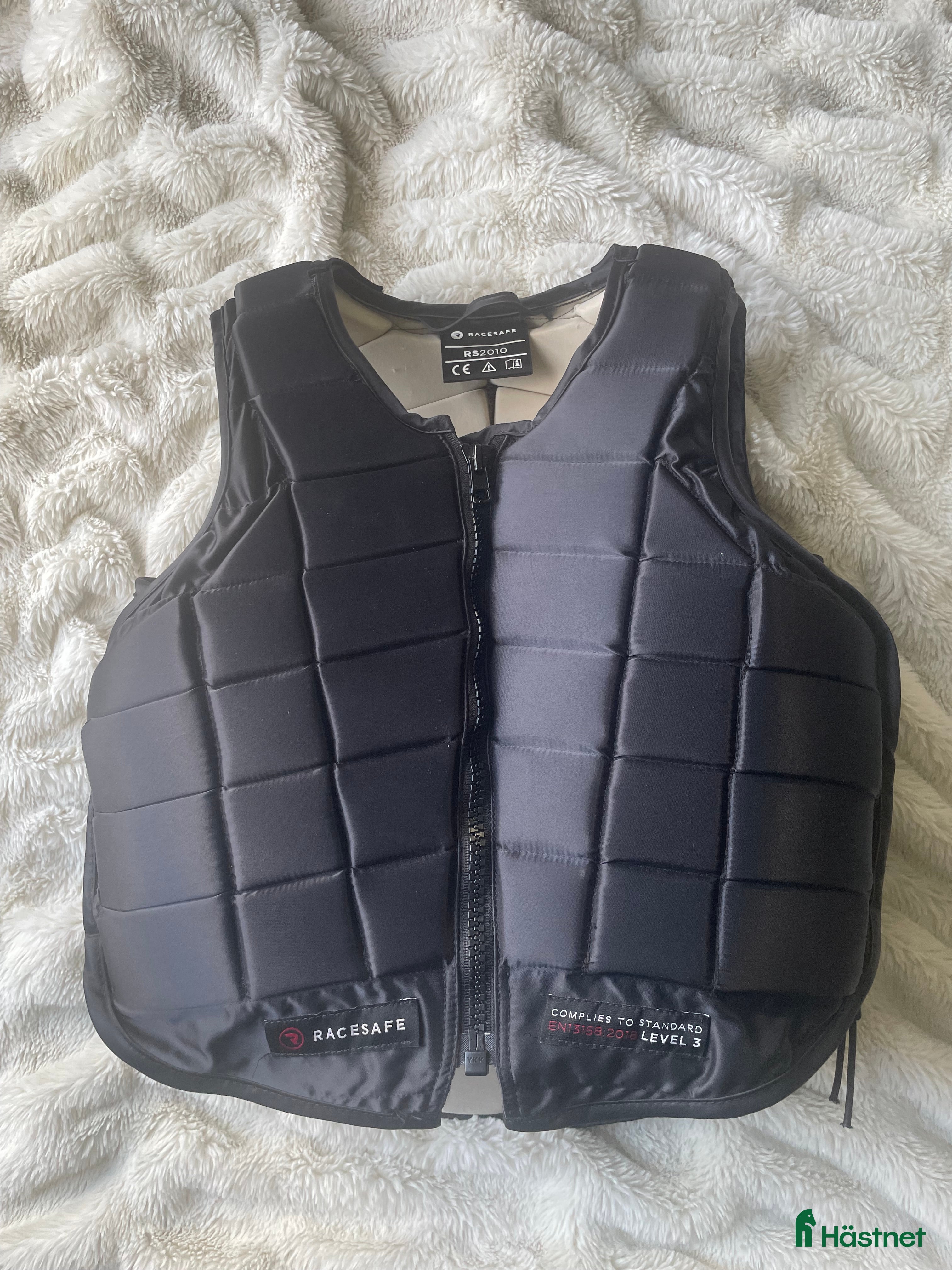 Säkerhetsvästar ryttarutrustning till salu: Racesafe Ridväst i Hagby - Annons 6