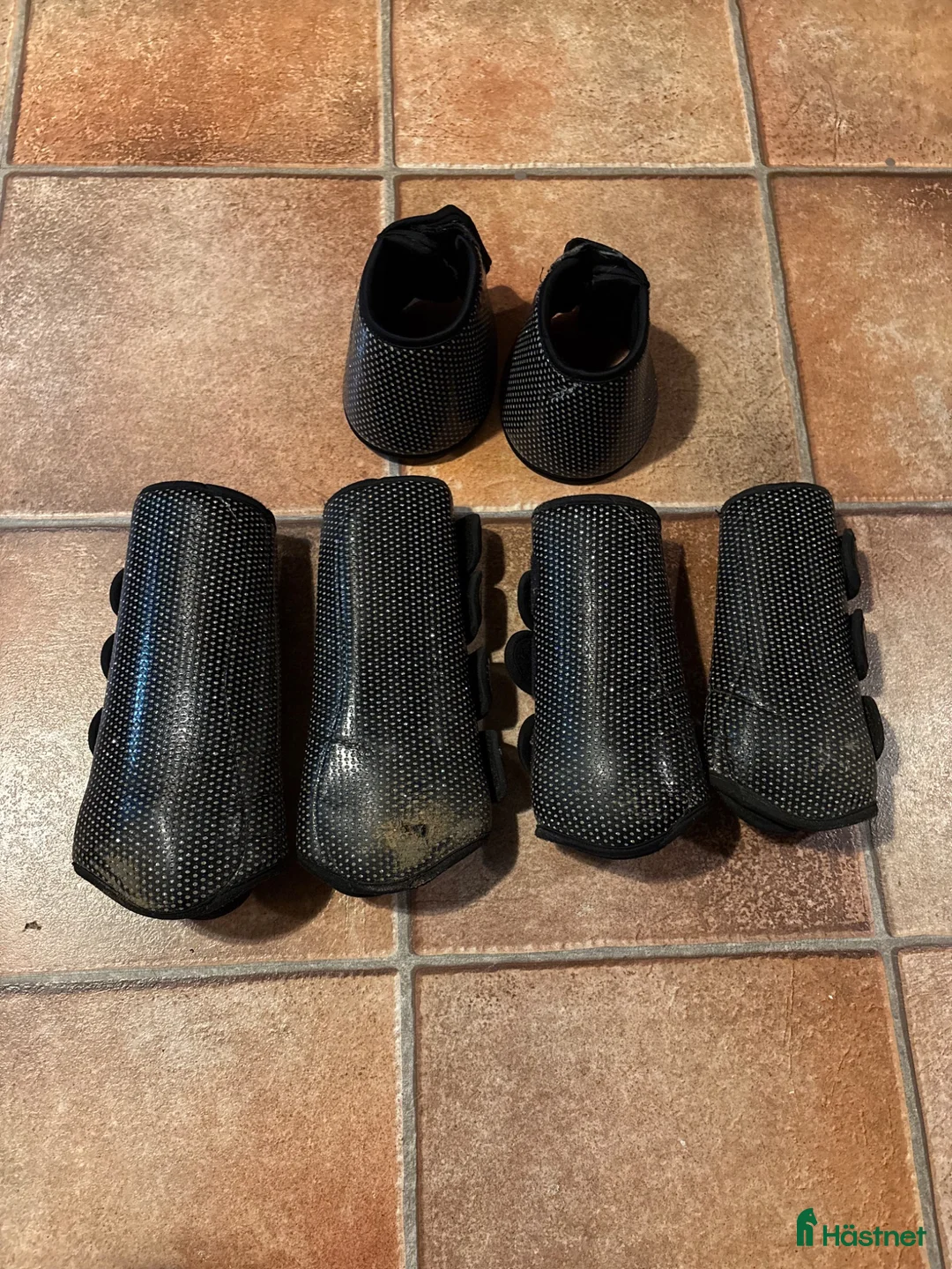 Benskydd hästutrustning till salu: Häftiga benskydd med boots från Anky - shiny black - Annons 2