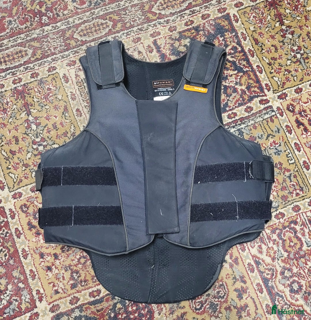 Säkerhetsvästar ryttarutrustning till salu: Säkerhetsväst 4st Airowear mfl i Norrtälje - Annons 2