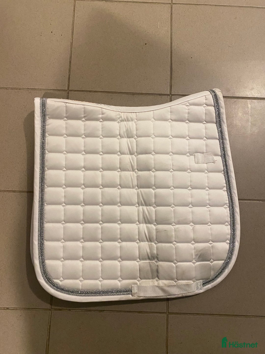 Schabrak & Vojlockar hästutrustning till salu: Vitt dressyr schabrak i strl ponny i Järna - Annons 1