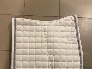 Schabrak & Vojlockar hästutrustning till salu: Vitt dressyr schabrak i strl ponny i Järna - Annons 1