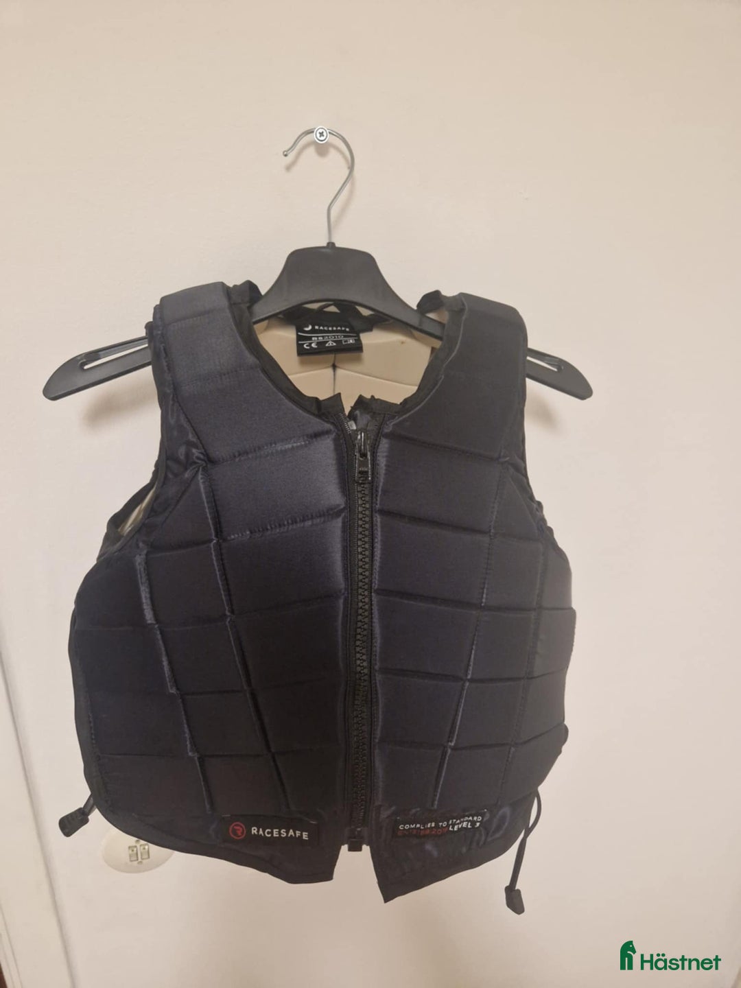 Säkerhetsvästar ryttarutrustning till salu: Race safe säkerhetsväst, childs x-large i Tranås - Annons 1