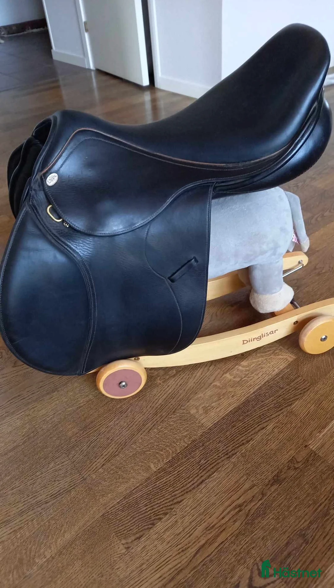 Sadlar hästutrustning till salu: Hoppsadel i fint skick i Bonässund - Annons 1