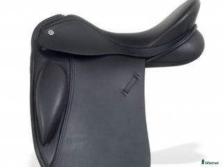 Sadlar hästutrustning till salu: Cliff Barnsby Dressyr i Veberöd - Annons 24