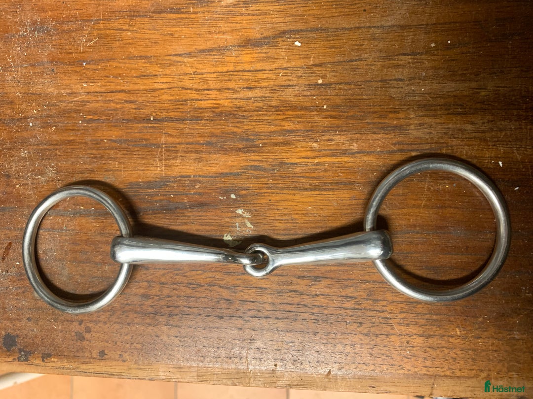 Bett hästutrustning till salu: Tvådelat bett med lösa ringar i Lomma - Annons 1