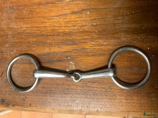 Bett hästutrustning till salu: Tvådelat bett med lösa ringar i Lomma - Annons 4