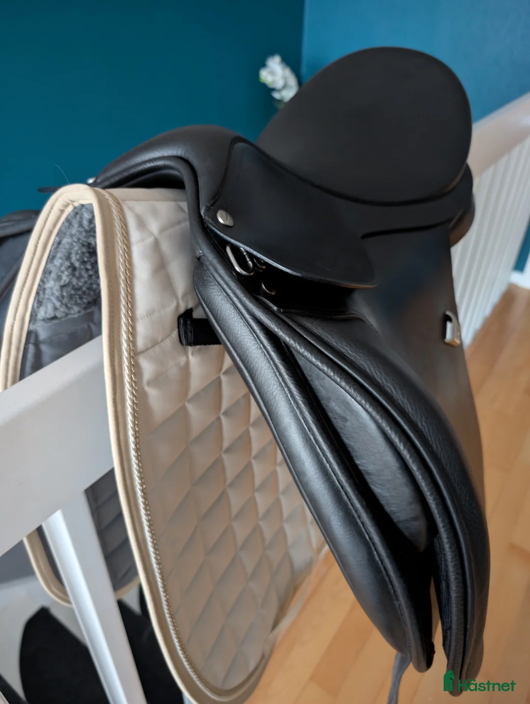 Sadlar hästutrustning till salu: Bates WIDE dressyr 17.5 - Annons 4