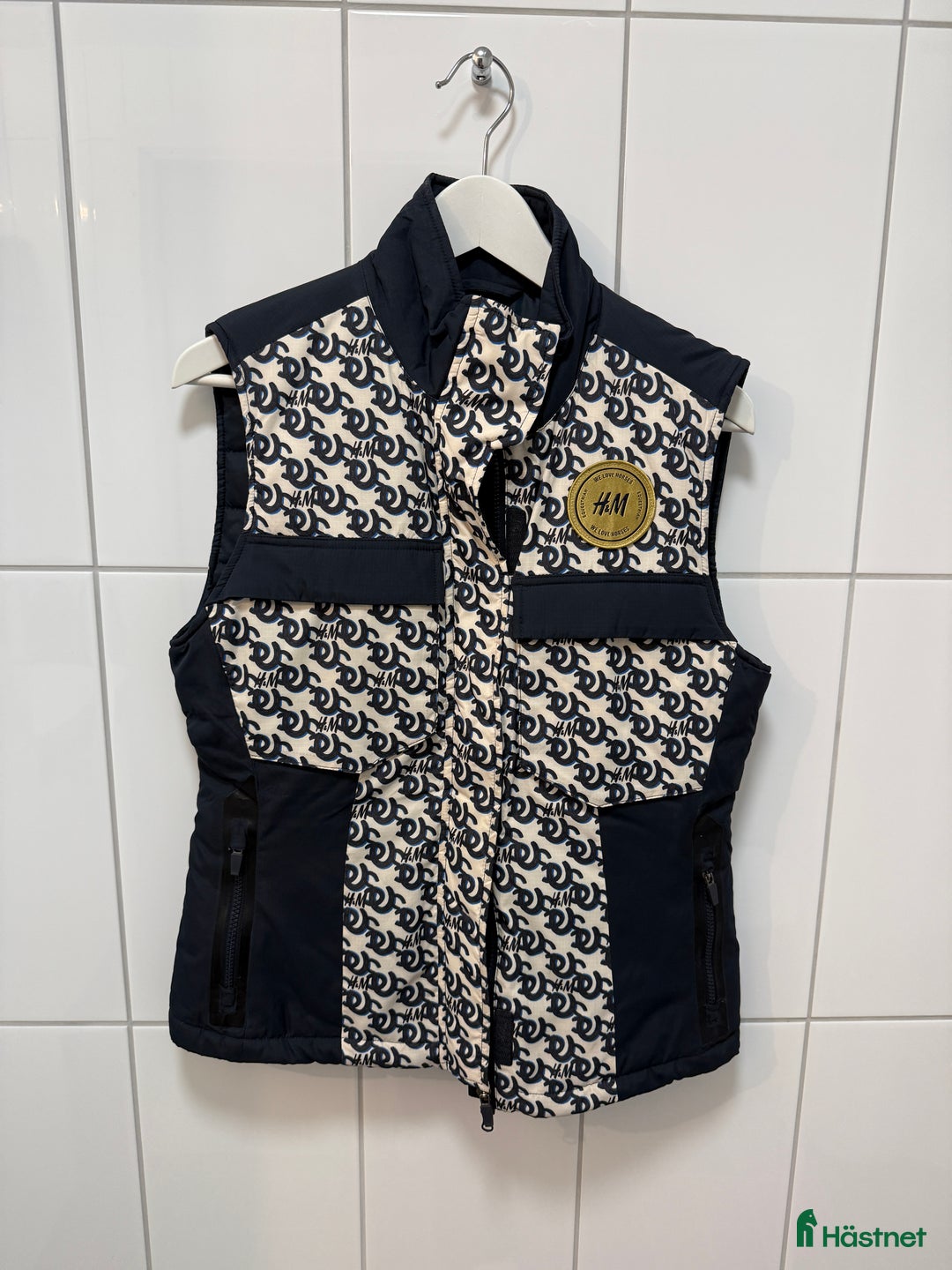 Jackor & Kavajer ryttarutrustning till salu: HM We Love Horses väst i Stockholm - Annons 3