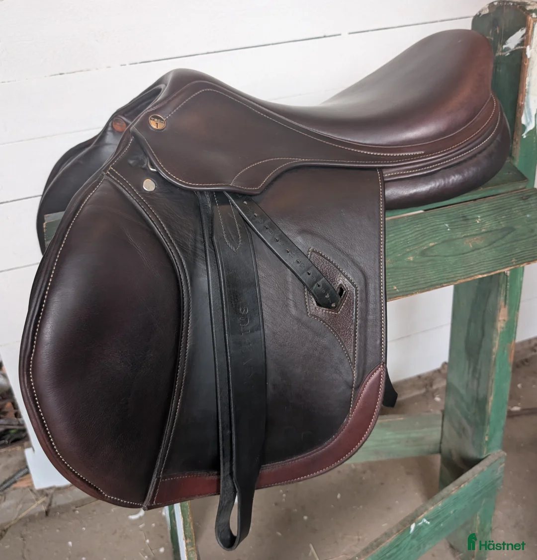 Sadlar hästutrustning till salu: Tech 1 Hoppsadel i Herrljunga - Annons 1