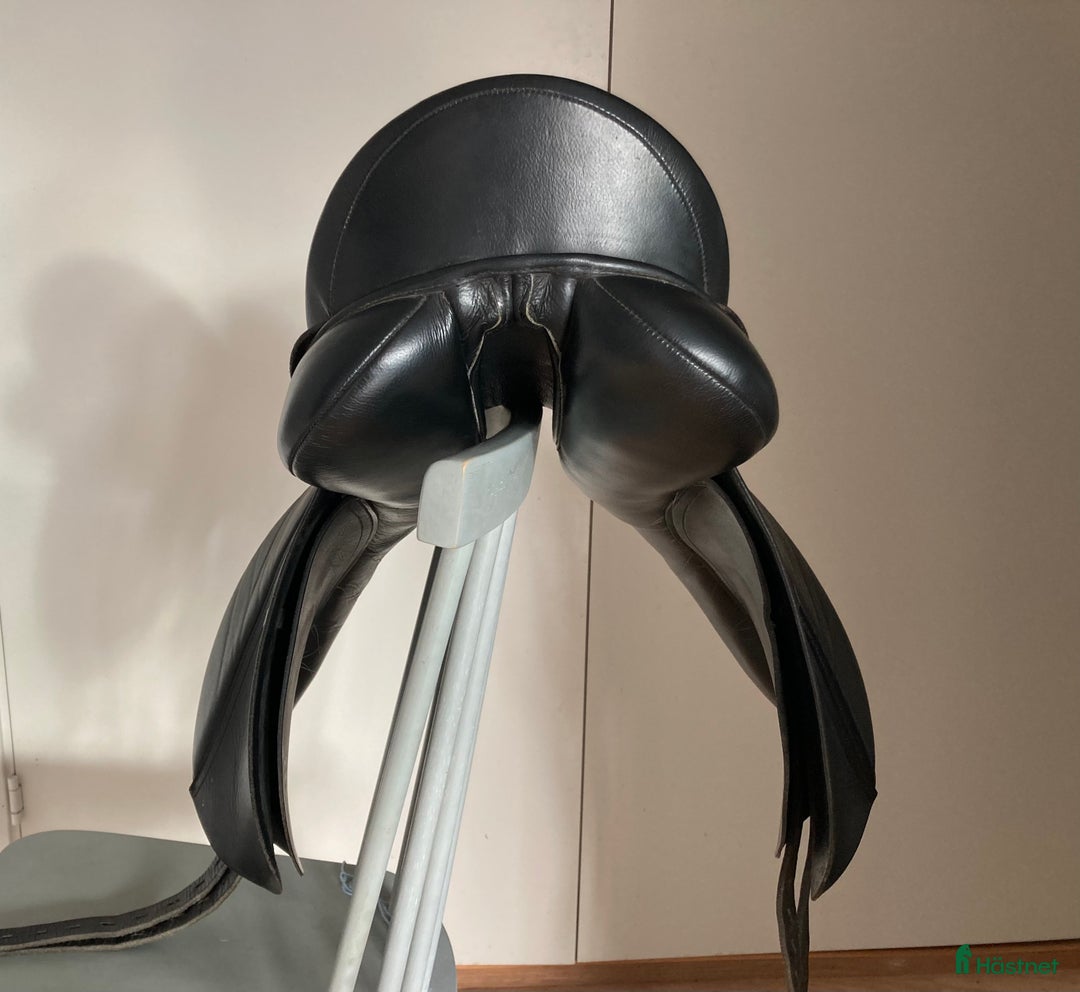 Sadlar hästutrustning till salu: Äldre Claridge House dressyrsadel i Vallentuna - Annons 3