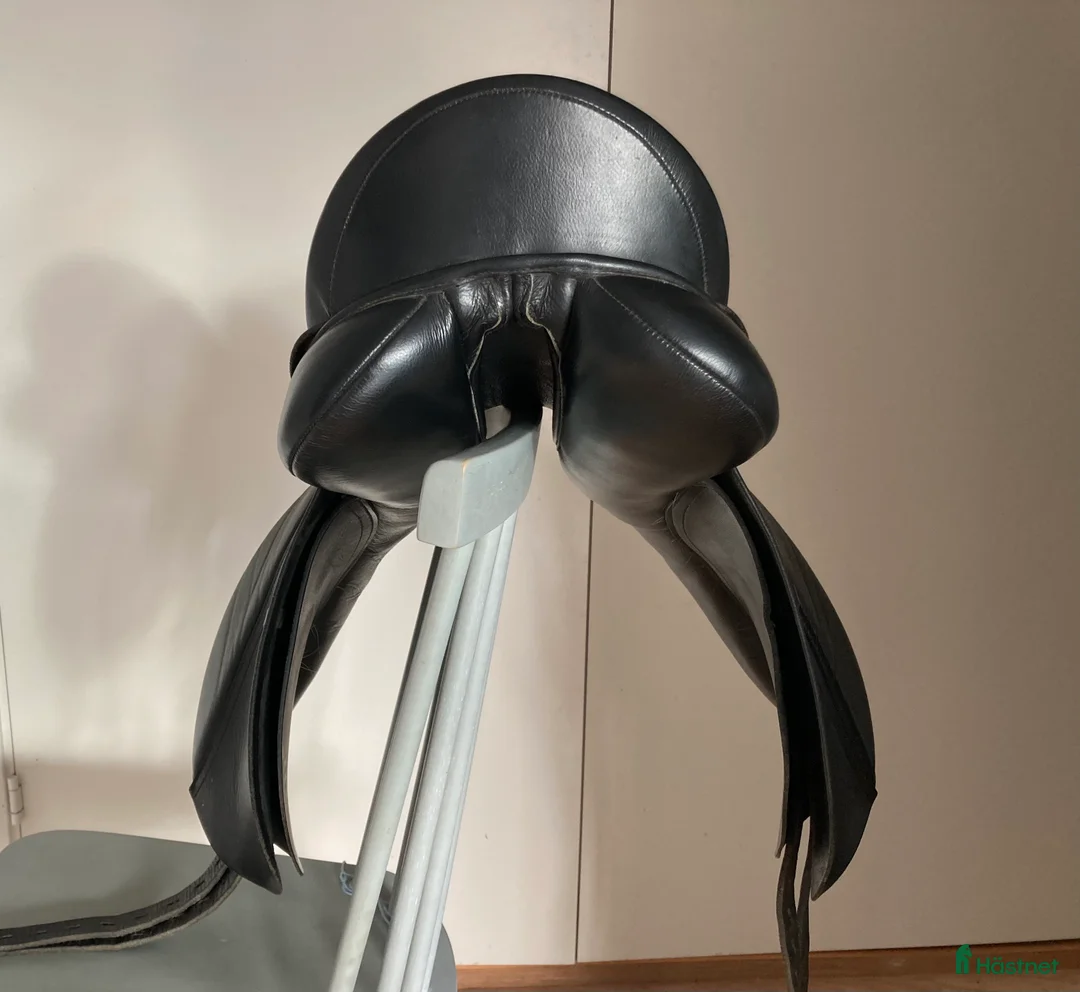 Sadlar hästutrustning till salu: Äldre Claridge House dressyrsadel i Vallentuna - Annons 3