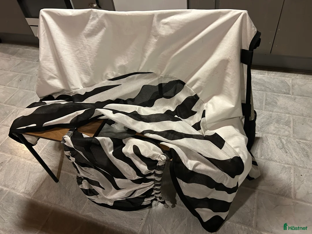 Täcken hästutrustning till salu: Bucas flugtäcke - Annons 2