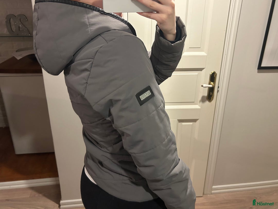 Jackor & Kavajer ryttarutrustning till salu: Equestrian Stockholm jacka  i Uddevalla - Annons 4