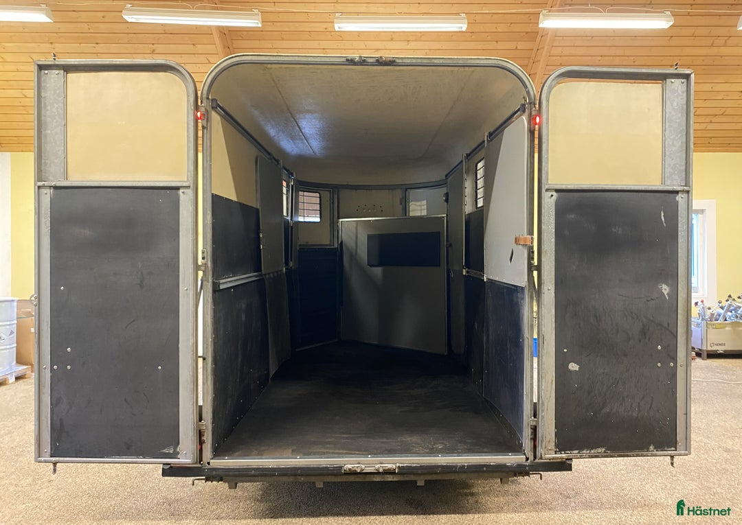 Hästtransporter  fordon & transport till salu: Diagonallastad 3-hästars Fautras i Kvicksund - Annons 5