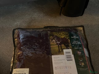 Täcken hästutrustning till salu: Amigo täcke 200g med hals i Lidköping - Annons 1