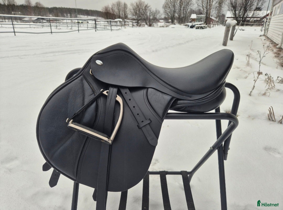 Sadlar hästutrustning till salu: Sadel och scoot-boots i Lillpite - Annons 1