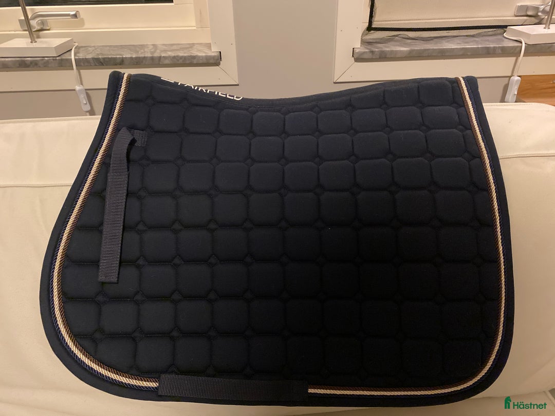 Schabrak & Vojlockar hästutrustning till salu: Oanvänt fairfield schabrak i Nol - Annons 1