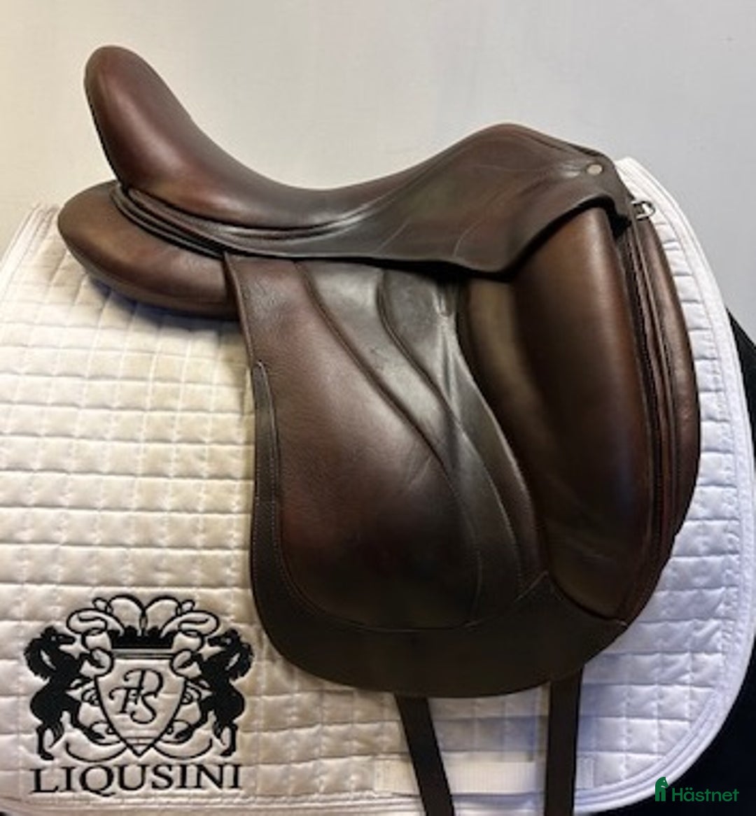 Sadlar hästutrustning till salu: Dressyrsadel Antares i Uppsala - Annons 1