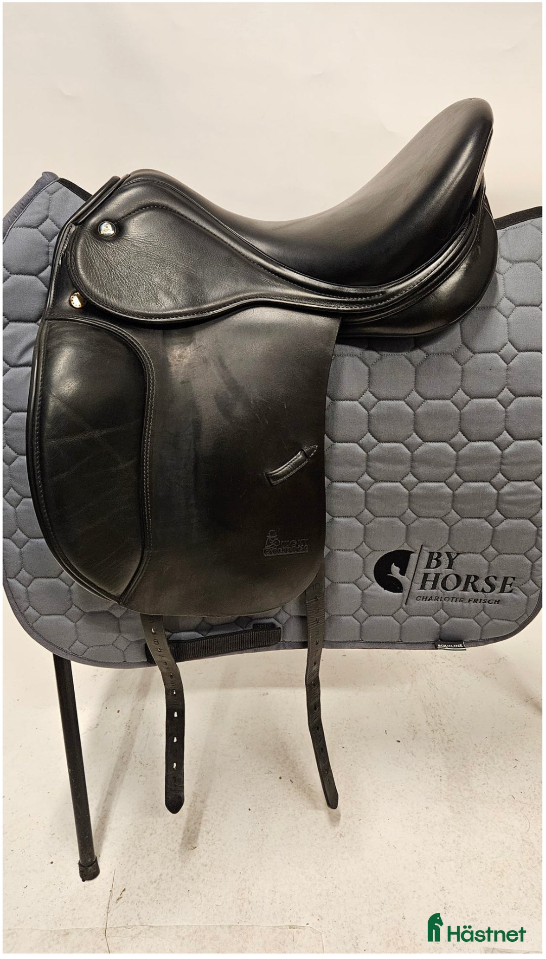 Sadlar hästutrustning till salu: Dressyrsadel från Prestige för mindre ryttare i Enebyberg - Annons 1