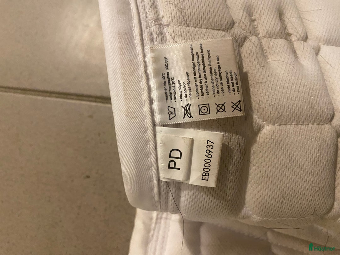 Schabrak & Vojlockar hästutrustning till salu: Vitt dressyr schabrak i strl ponny i Järna - Annons 4