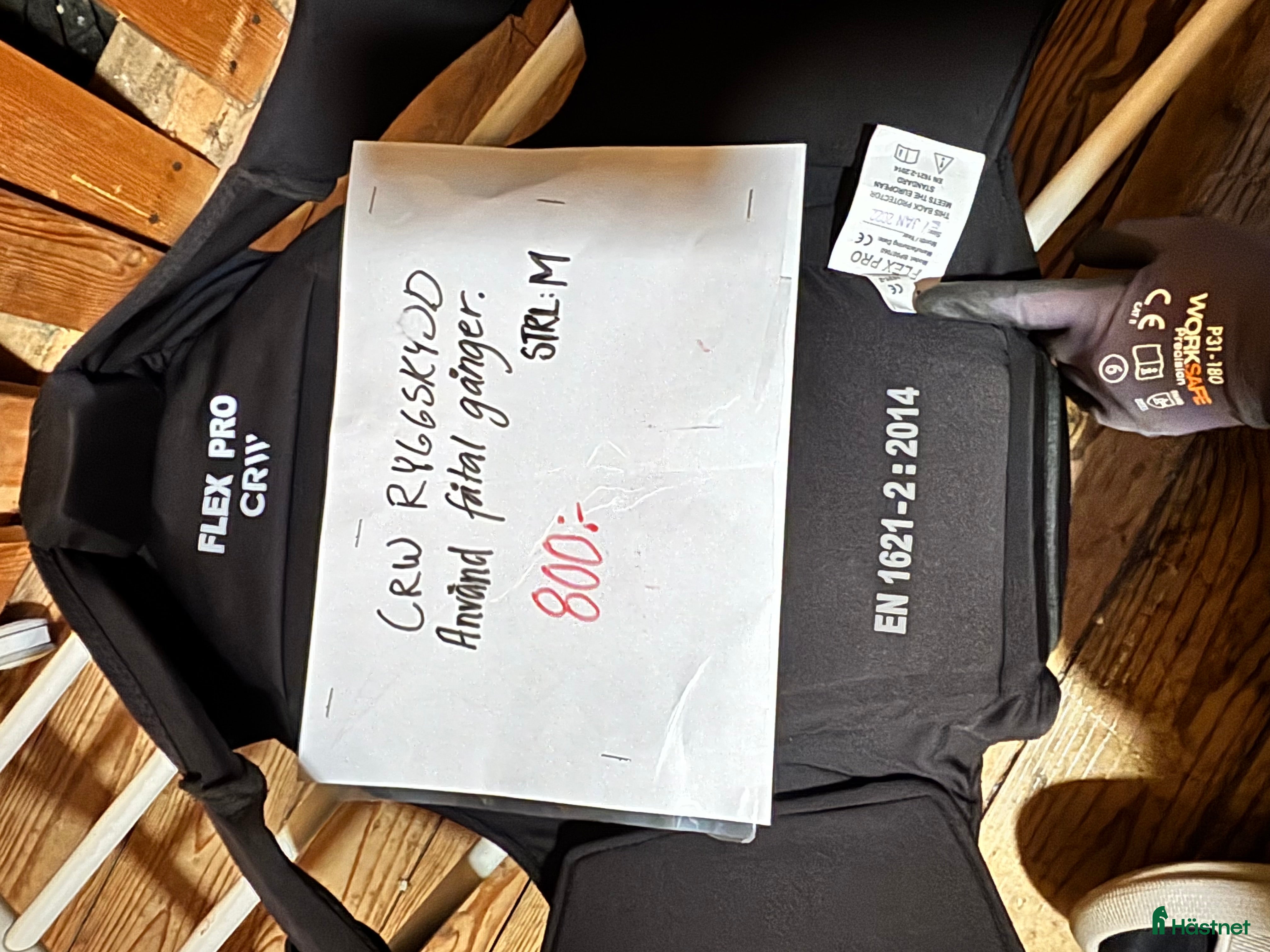 Säkerhetsvästar ryttarutrustning till salu: Säkerhetsvästar och ridhjälmar  i Skänninge - Annons 17