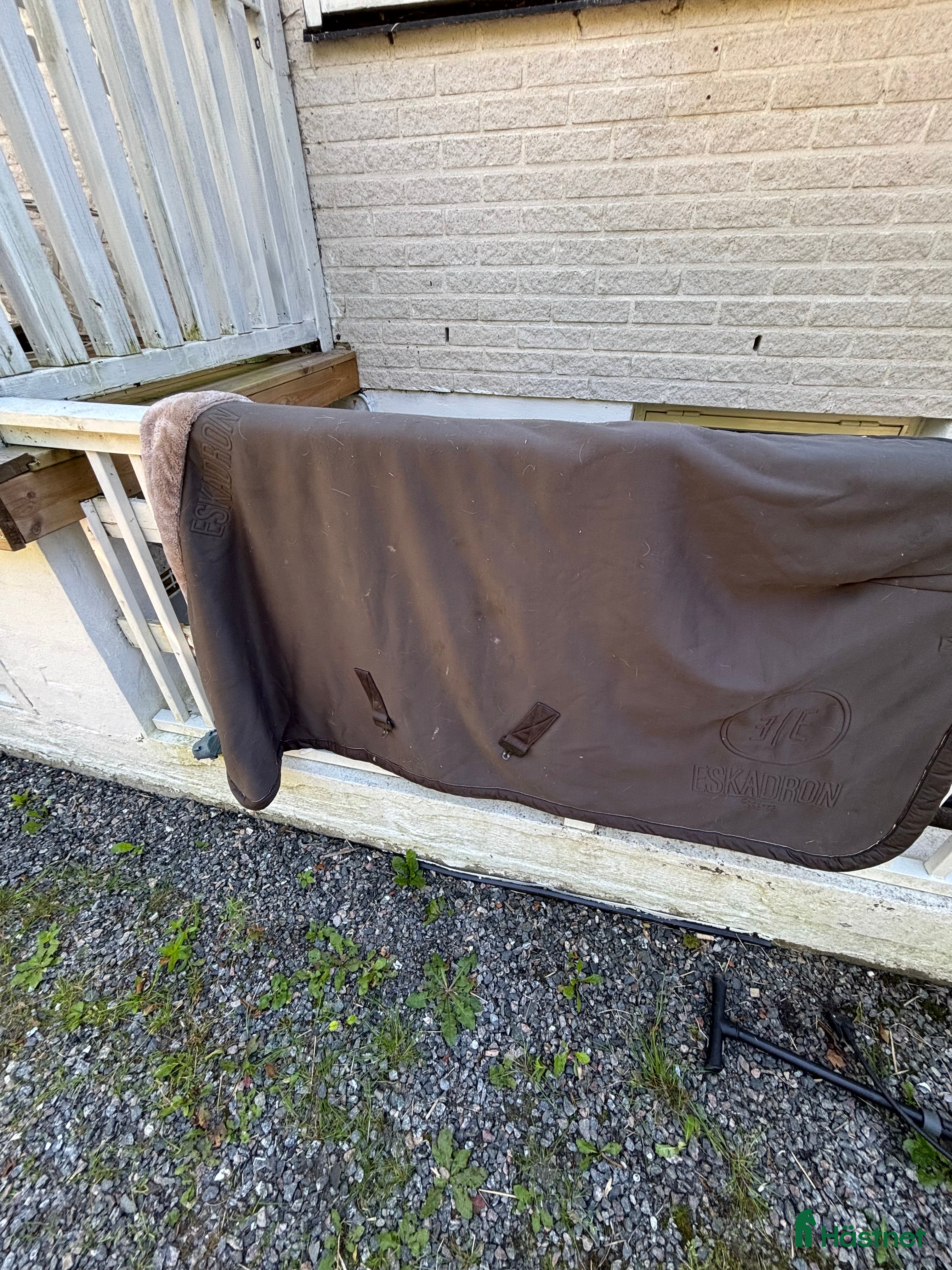 Täcken hästutrustning till salu: Supermysig täcke säljes i Vallda - Annons 24