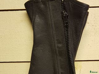 Ridstövlar ryttarutrustning till salu: Svarta läderchaps S, M och L i Nora - Annons 13