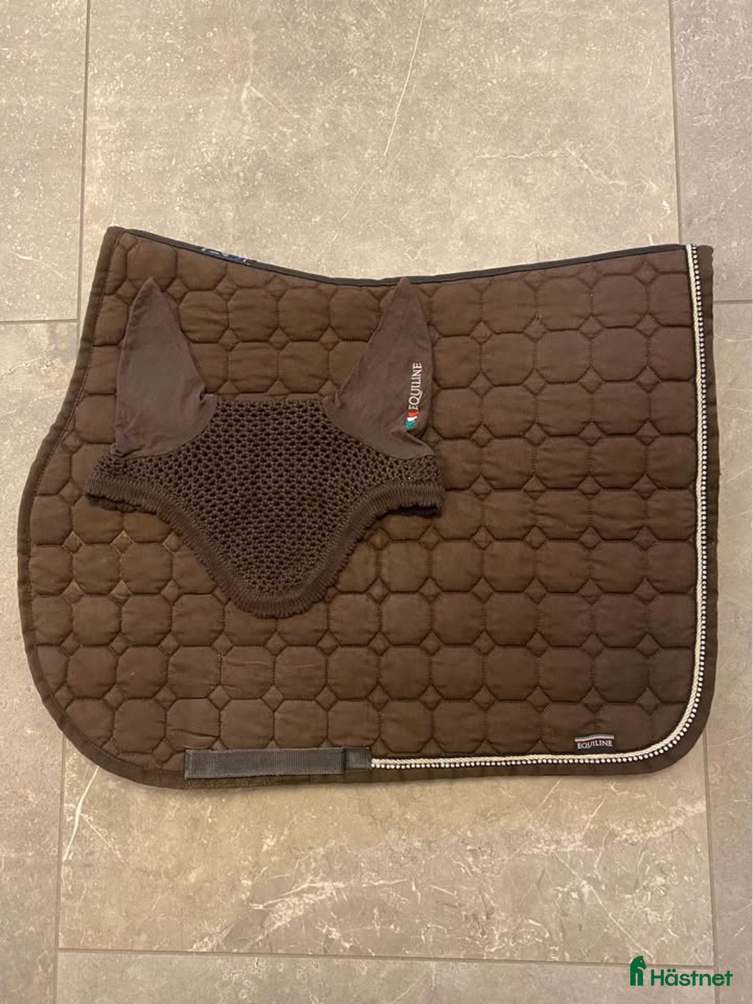 Schabrak & Vojlockar hästutrustning till salu: Equiline hoppschabrak och huva, FULL i Norrköping - Annons 1