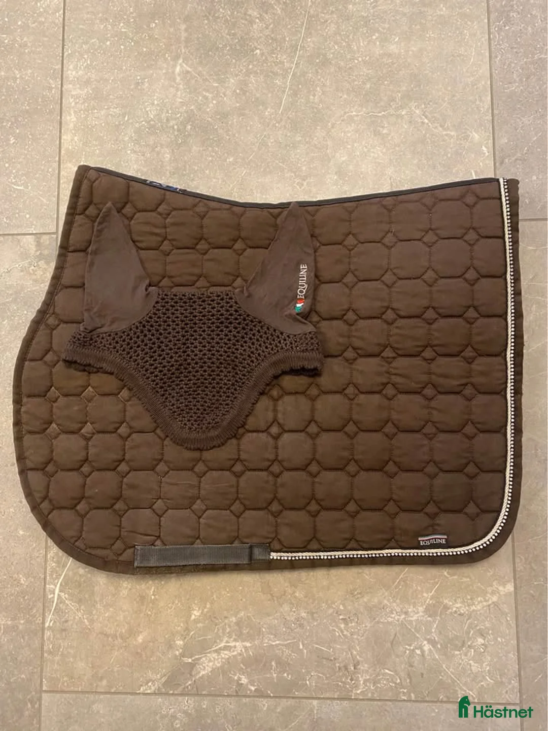 Schabrak & Vojlockar hästutrustning till salu: Equiline hoppschabrak och huva, FULL i Norrköping - Annons 1