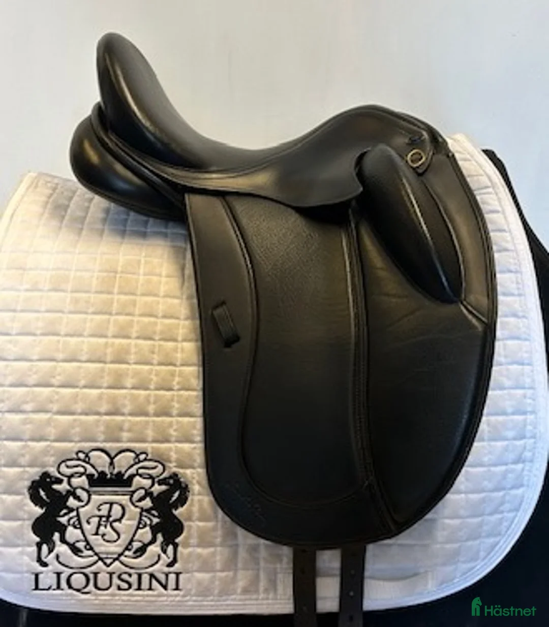 Sadlar hästutrustning till salu: Dressyrsadel Santa Cruz Ariel 16,5" - Annons 1