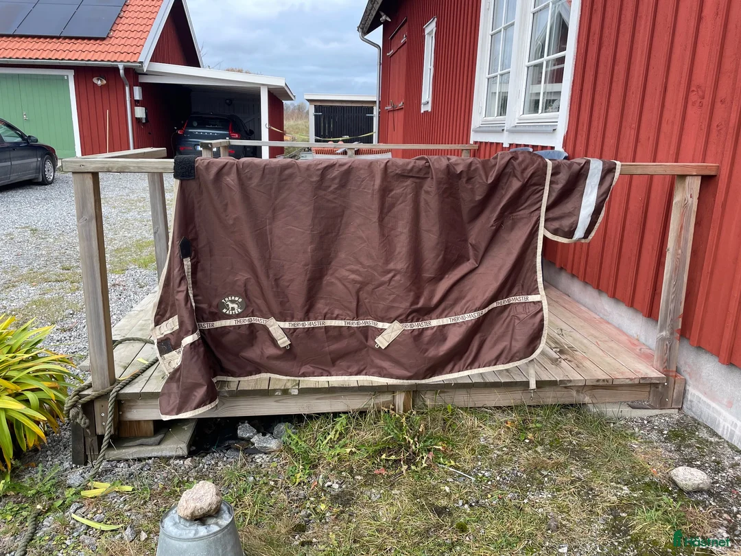 Täcken hästutrustning till salu: Regn/vindtäcke, stl 135 - Annons 2