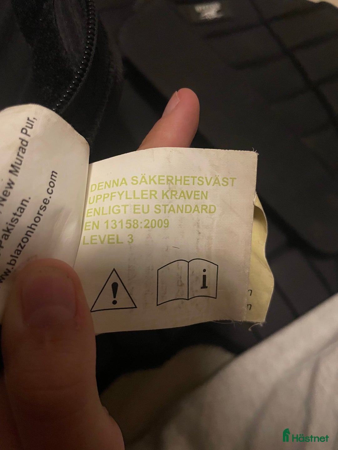 Säkerhetsvästar ryttarutrustning till salu: 2 ridvästar till salu i Karlstad - Annons 4